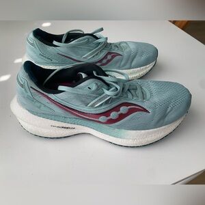 Women’s saucony triumph 20, size 10